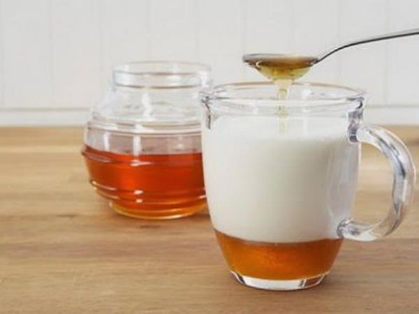 5 razlogov zakaj zvečer popiti skodelico mandljevega mleka z medom